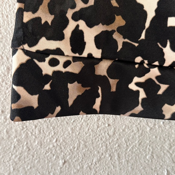Black and cream animal print sleeveless top. Size small - Picture 5 of 8